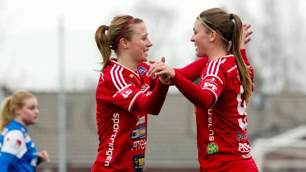 Pauline Hammarlund (till höger) stod för en mycket bra insats i PIF damernas genrep inför premiären i damallsvenskan. Hon satte dit  1-0 målet efter fint inspel av Lena Blomkvist (till vänster). Piteå vann till slut med 3-0 mot division ett-laget Sunnanå.