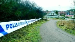 Polisen har spärrat av skogspartiet i Smedby där den 19-åriga kvinnan hittades död.