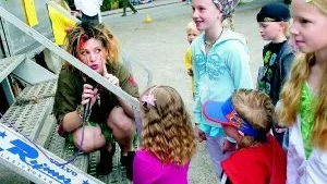 Helena Rask från Krokek, uppträdde som den ena i duon Drill och Drull vid Åbydagen. Här har hon fångat intresset hos några av de yngre besökarna.