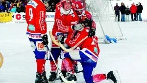 Faik hade all anledning att jubla i lördags. 7-1-seger över Ale/Surte och klart för allsvenskt kvalspel. På bilden gratuleras tremålsskytten Tobias Wallberg (på knä) av från vänster: Krister Fredriksson, Johan Gustavsson och Peter Forstén.
FOTO:GUNNAR JOHANSSON