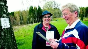 Aina Sundstedt och Elsy Gustafsson var två av deltagarna som gick bingopromenaden, när "Lunddalspensionärerna" hade årspremiär på Brukshundklubbens område. Elsy har medverkat i 15 år, Aina i ungefär tio år. 
Foto: Andreas Skogh