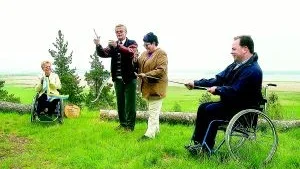 Med en vidunderlig utsikt som bakgrund invigde i går landshövding Björn Eriksson och tekniska nämndens ordförande Inga-Lill Pettersson, det handikappanpassade Utsiktsberget i Svensksundsviken. De fick hjälp av Iréne Slättengren och Andreas Greén.
Foto: Robert Svensson (011-200 463)
robert.svensson@folkbladet.se