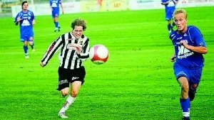 Daniel Fredriksson i löpduell med en Myresjö-försvarare. Det var Daniel som räddade poäng till Sylvia.
Foto: Andreas Skogh