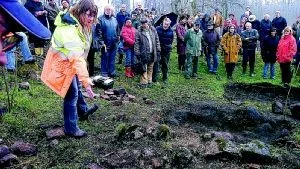 Arkeologen Lotta Feldt berättar om utgrävningen av en av husgrunderna från klostertiden i Krokek, vid lördagens guidade tur inför nästan 100 deltagare. Foto: Titti Olovsson  En skiss över hur Krokeks klosteranläggning troligen såg ut, kunde arkeologen Marie Ohlsén visa upp för besökarna vid lördagens guidning.