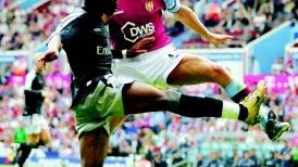 Flera storklubbar laddar upp med matcher i Sverige. Olof Mellbergs Aston Villa spelar match mot Gällstad. 
Foto: Scanpix