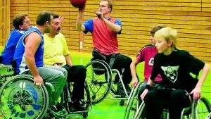 "Ett naturligt steg", säger tränaren Tomas Åkerberg (i mitten) om rullstolsbasketens intåg i Dolphins.
Foto: Robert Svensson (011-200 463)
robert.svensson@folkbladet.se
