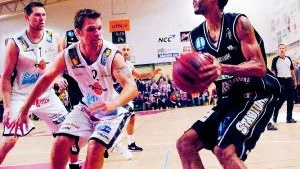Ensam i fiendeland. George Gervin var Kuxahallens kung. I 30 minuter. I fjärde perioden rasade Dolphins ihop, precis som i förra bortamatchen mot Akropol, och laget förlorade med fyra poäng. Längst till vänster ses förre Norrköpingsspelaren mathias Engman.
Foto:Catharina Sundström/Arbetarbladet