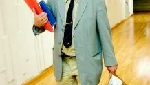 I påsen ligger de jeans som 18-åringen hade på sig när hon blev våldtagen. Den misstänkte 25-åringens advokat Carl Hultbom ville att flickan skulle bära jeansen inför domstolen. Anledning: De var för tajta. Kammaråklagare Lars Folkunger tycker att förslaget är oanständigt.
Foto: Niclas Sandberg (011-200 464)
niclas. sandberg@folkbladet.se
