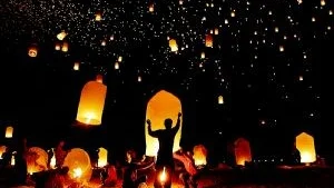 Över 5 000 ljuslyktor skickades upp vid en minnesceremoni i Khao Lak i Thailand. Foto: Scanpix