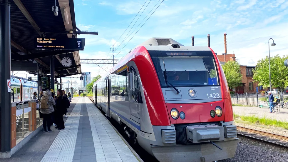 Genom Tjustbanan stärks orter längs hela sträckan och därför är den viktig för länets utveckling, menar skribenterna.