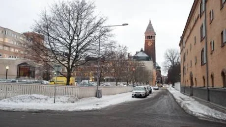 Nya Rådstugugatan förstås, med Kyrkans Hus närmast till höger och rådhustornet där borta. Här tilll vänster, där kommunhuset visar sin baksida, vill JM nu bygga bostadshus i fem eller sex våningar.Foto: Janne Forsby