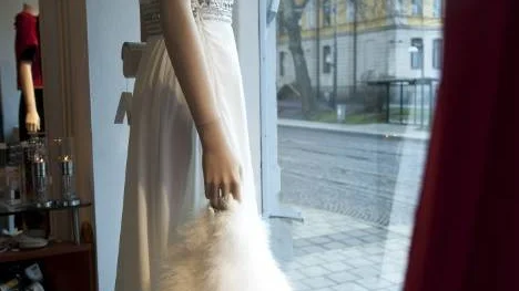 Mycket festligare än så här blir väl inte klänningar. Några av den typen säljs, men de flesta väljer lite mer modesta, korta varianter inför nyår, berättar Fikria Dursun på Boutique Igelkotten.