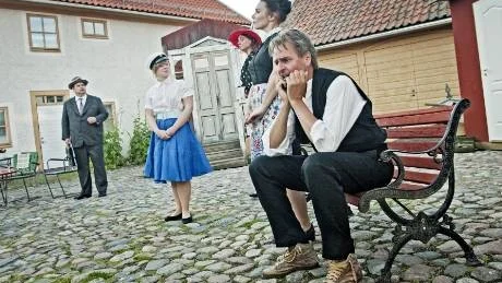 Köttbullsfabrikör Hugo Nyström (Stephan Grönroos) är pank och förtvivlad  i folklustspelet "Delad glädje är dubbel glädje" som spelas på Forsemanska gården i Söderköping. Från vänster: Bankmannen von Sedel (Stefan Sonnestig), dottern Lisbeth ( Miina Almroth), Gerda ( Malin Berglund), hembiträdet (Marina Andersson) och Hugo Nyström ( Stephan Grönroos).Foto: Andreas Skogh