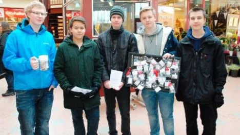 Anders Vallner, Jonny Lampela, Max Larsson, Måns Ek och Joakim Wiklund från CNG delar ut hjärtsmycken och hoppas få en peng till Rädda Barnen.
- Det blir mycket tjugor, säger de.
