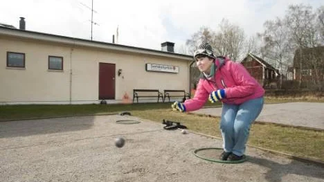 Margareta Sundström tränar inför helgens tävling i samband med 15-årsjubileet för Kimstad församlingshem i bakgrunden.