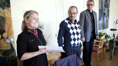 - Jättekul att få 3.000 kronor i gåva till våra boendes aktiviteter, sa enhetschefen Liselotte Hübsch på Wijkagården, sedan hon fått pengarna av Bengt Jarl från Dagsbergs Dragspelsgäng. Till höger kyrkoherde Lars Linnarsson som var med vi överlämnandet.