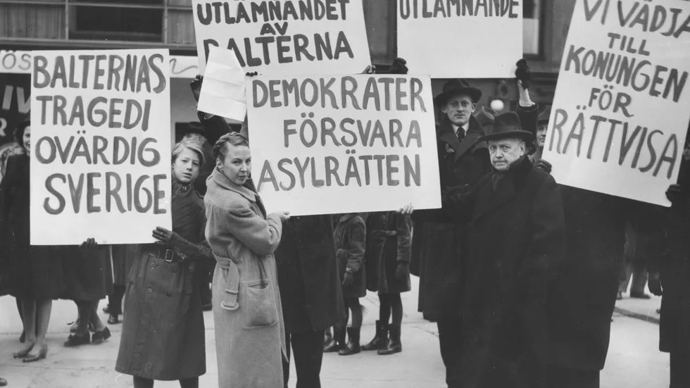 Året är 1945 och några svenskar demonstrerar förgäves mot genomförandet av baltutlämningen.