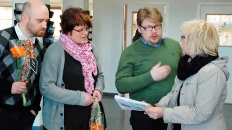 I går uppvaktade Lärarförbundet i Finspång kommunens ledande politiker i ett försök att skapa debatt om lärarlönerna. Finspång ligger i botten i landet och Lärarförbundets mål är att höja lönerna med 10 000 kronor i månaden. I stället för protestlistor fick politikerna varsin blomma som "tack i förhand".