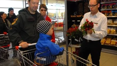 Nyfikne Jarmo Uusikangas får, som alla besökare första dagen, en ros av butikschef Johan Andersson.Foto: Gabriella Nilsson