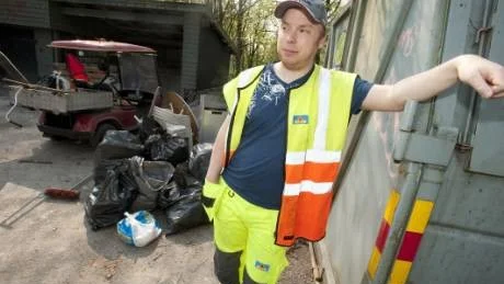 Mikael Eriksson var med och städade i Norrköpings parken efter allt festande under påskhelgen. "I Vasaparken var det rena kriget", säger han.