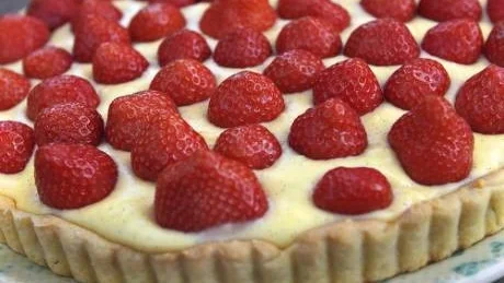 Vad vore midsommar utan jordgubbar? Här bjuds de på en tarte med hemlagad vaniljkräm. Foto: Dan Strandqvist