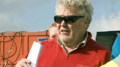 Anders Jönsson från Sjöräddningssällskapet kom på idén att organisationen skulle kunna hjälpa till vid oljeutsläpp i havet. I och med invigningen i Norrköpings hamn i går finns nu oljelänsar på 25 platser längs Sveriges kuster och stora sjöar. - Den 26:e invigningen blir i Stockholm till våren, säger han.