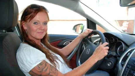 Bia Johansson Tapper körde bil för första gången i måndags men kunde under gårdagen redan vara ute på vägarna. Foto: Annika Persson
- Det är roligt men intensivt. Rent ekonomiskt och tidsmässigt passar en intensivkurs mig bäst, säger hon.