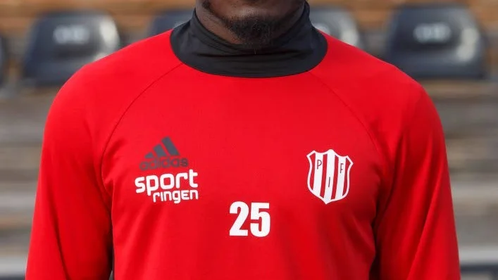 BÄTTRE. Tetteh Komey hade inte lika mycket smärta dagen efter skadan i cupfinalen. "Jag hoppas på spel på söndag", säger han.