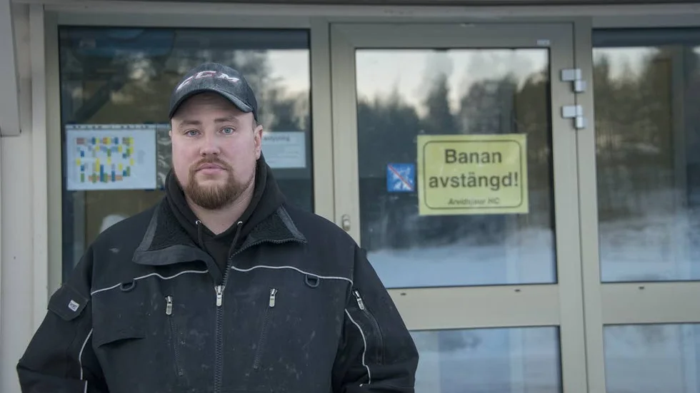 Kritisk. "Kommunen hade kunnat åtgärda detta under helgen om de verkligen velat. Under tisdagen lagades det så nu fungerar aggregatet, men om isen går att rädda vet vi inte än", säger Joakim Sundström, styrelseordförande för MG Arvidsjaur hockey, som anser att kommunen varken prioriterat lagning av den trasiga kompressorn, eller prioriterat åtgärder i somras som kunde ha gjort att detta undvikits.