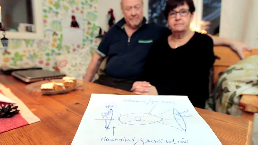 Tommy Fors beskriver vårdsystemet i dag som en tjock korv med smala ändar. Centraliseringar gör det svårt för dem med mindre behov att ta sig in, menar han. Inga Berglund håller med och tycker att landstingsstyrelsen ska låta bli distriktssköterskemottagningen i Vidsel.