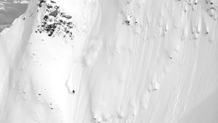Andreas Fransson fångad i farten i en väldig brant ovanför Le Tour i extremskidåkarnas Mecka i Chamonix i Frankrike. Det var i denna typen av bergsmassiv och branter som Andreas blev ett aktat namn i offpist-genren. Ofta handlade det om att klättra upp mot topparna, med skidorna fastspända på ryggen, innan det var dags att ge sig iväg utför. (Arkivbild).