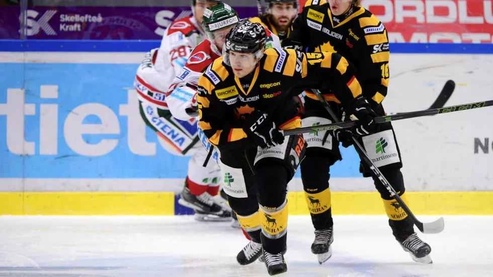 PÅ GÅNG. Skellefteås stjärnvärvning Kyle Cumiskey debuterade i SHL-matchen mellan Skellefteå AIK och Frölunda HC. Matcherna i dressen är dock lätträknade. Fansen hoppas på comeback mot Rögle ikväll eller mot Färjestad lördag.
