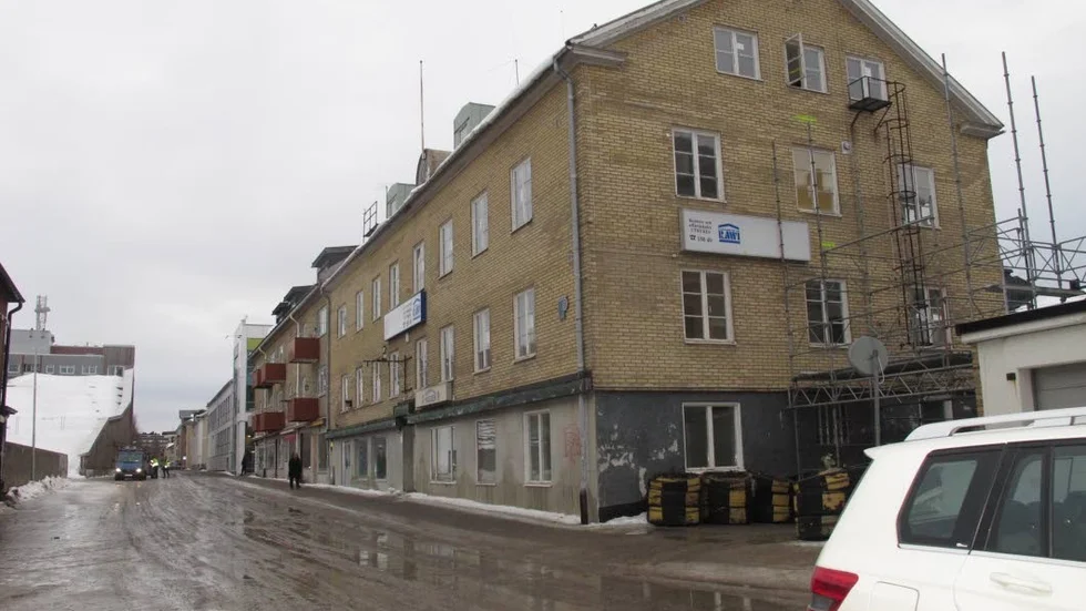 HUSPROJEKT. Arbetet är igång med att bygga om Häggen-fastigheterna på Prästgårdsgatan till bostäder för nyanlända.