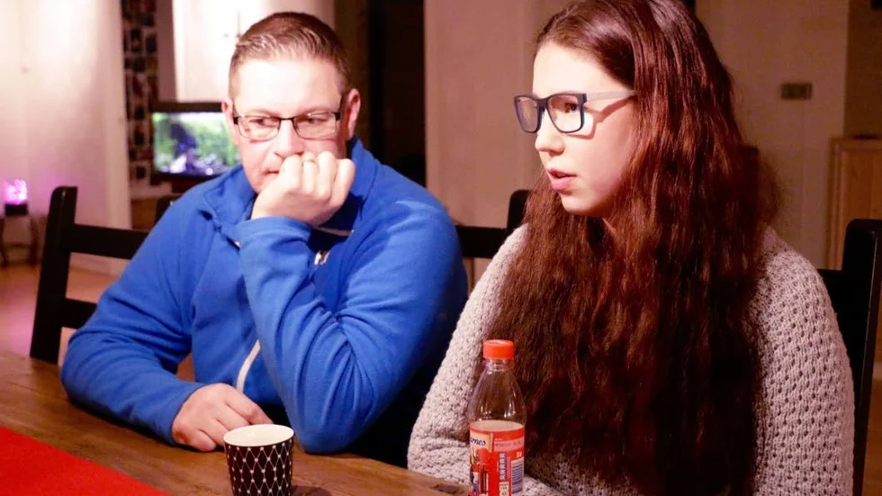 Drabbade. "Bara på min gata i Sikfors bor det sju ungdomar som åker med bussen" säger Hanna Westerberg, intill hennes mammans sambo Peter Kurén.