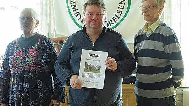 Årets förening. Diplomet mottogs av från vänster Inger Semberg och Gun-Brith Lindahl, Tärendö hembygdsgille. I mitten förbundets ordförande Jerry Johansson.
