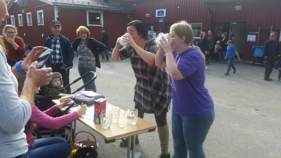 Mjölkhävning. Elin och Lisette drack så det skvätte om drycken.
