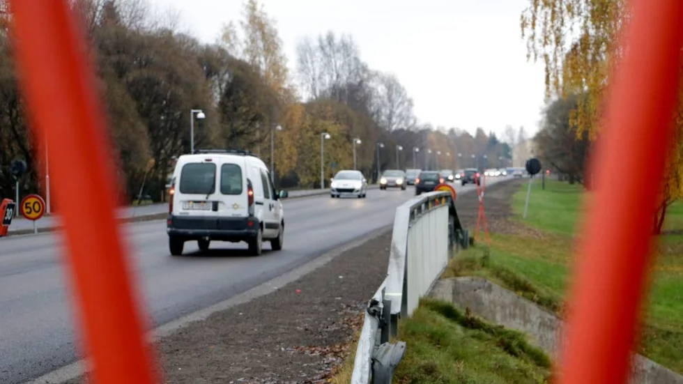 Gatlampor har satts upp för att lysa upp Sundsgatan in mot Piteå.