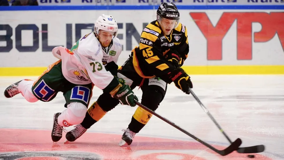 MÅLSKYTT. Oscar Möller gjorde sitt första mål för säsongen, men det blev ändå förlust mot Färjestad.