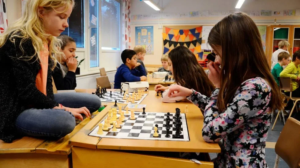 Flera vinster. Jennifer Ackeryd och Molly Wastesson tyckte att det var roligt att deras klasser vann mot så många andra under tävlingen i lördags, hela 22 stycken.