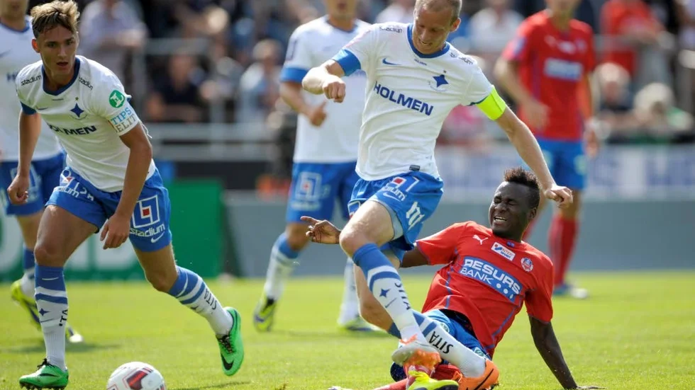 Linus Wahlqvist till vänster var mycket på bra på Olympia och gav David Accam en jobbig söndag.