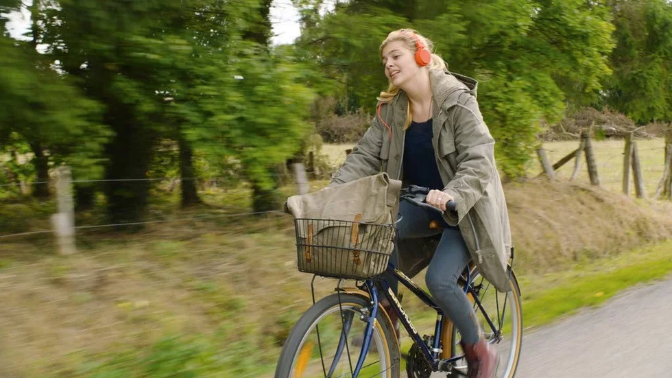 Den enda som inte är döv i familjen Bélier är den 16-åriga dottern Paula (Louane Emera). När det visar sig att hon har en röst utöver det vanliga och möjligen kan få en framtid i Paris på musikskola uppstår kris i familjen.
Scanbox entertainment