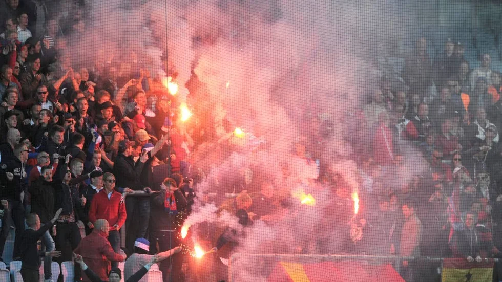 Bengaler. Det är inte tillåtet att ha med sig in på svenska fotbollsarenor. Norrköpingsbon stängs nu av från matcher under resten av året.