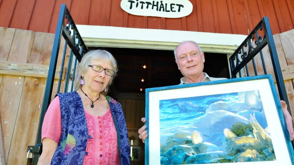 Premiärutställning.  I helgen var det premiär för första utställnignen i Hönshuset i Regna. Här ses utställaren Berndt-Joel Gunnarsson med ett vintermotiv från Hjälmaren, tillsammans med Lotta Pettersén, som håller i utställningarna.