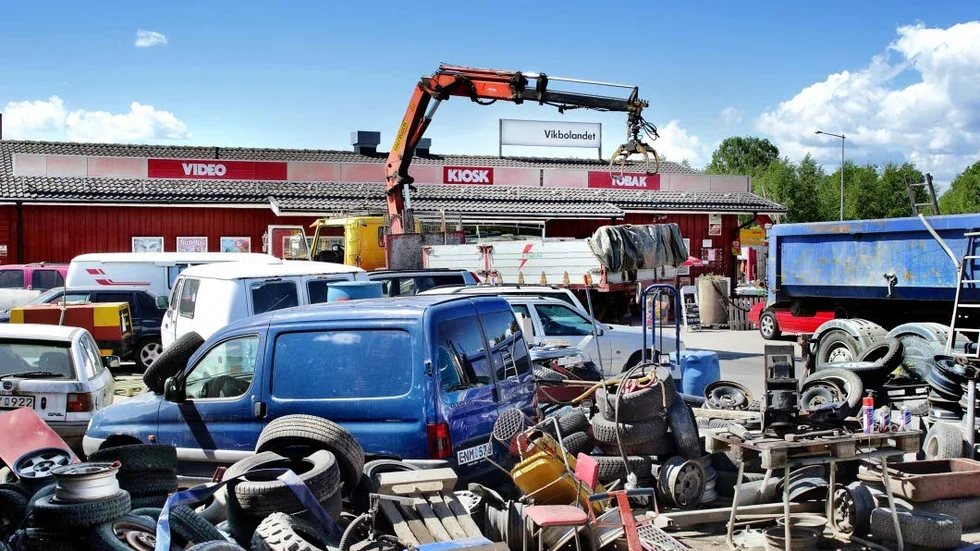 Måste betala vite. Nu har Norrköpings kommun beslutat utkräva 50 000 kronor i vite av Ola Johansson, på grund av den ostädade gamla macktomten i Östra Husby.