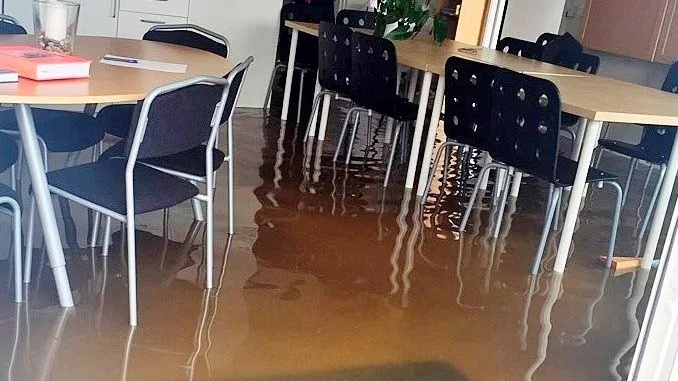 Avloppsvatten. Två decimeter skitvatten fyllde Sjöräddningssällskapets lokaler i Arkösund.