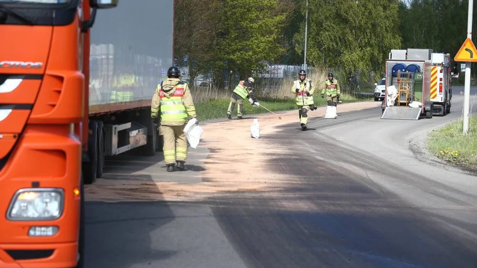 Läckage. En långtradare släppte av misstag ut olja på Kommendantvägen.