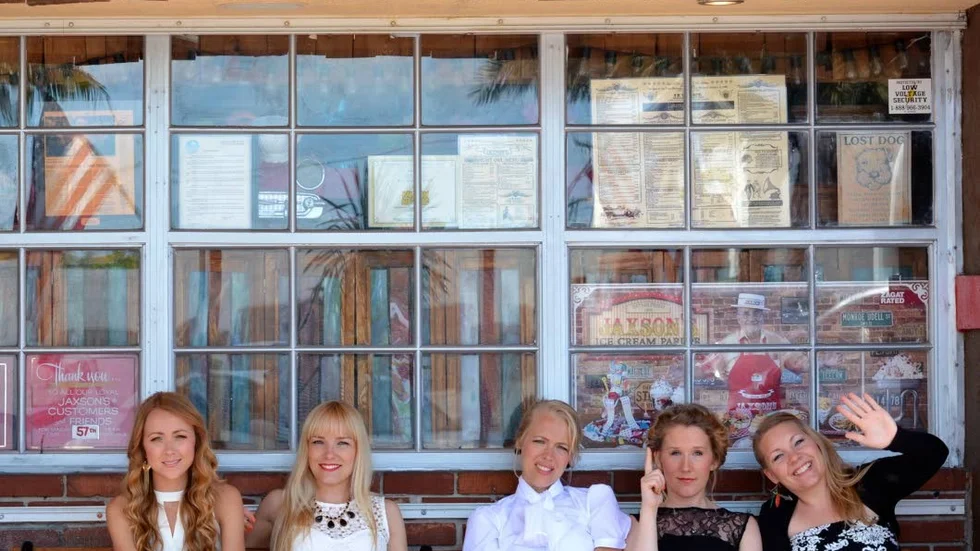 Sjunger Elvis. Gruppen Fröken Elvis är Josefin Berge, Maria Olsson, Camilla Fritzén, Lisa Bodelius, Sanna Andersson. Foto: Nils-Petter Ankarblom.