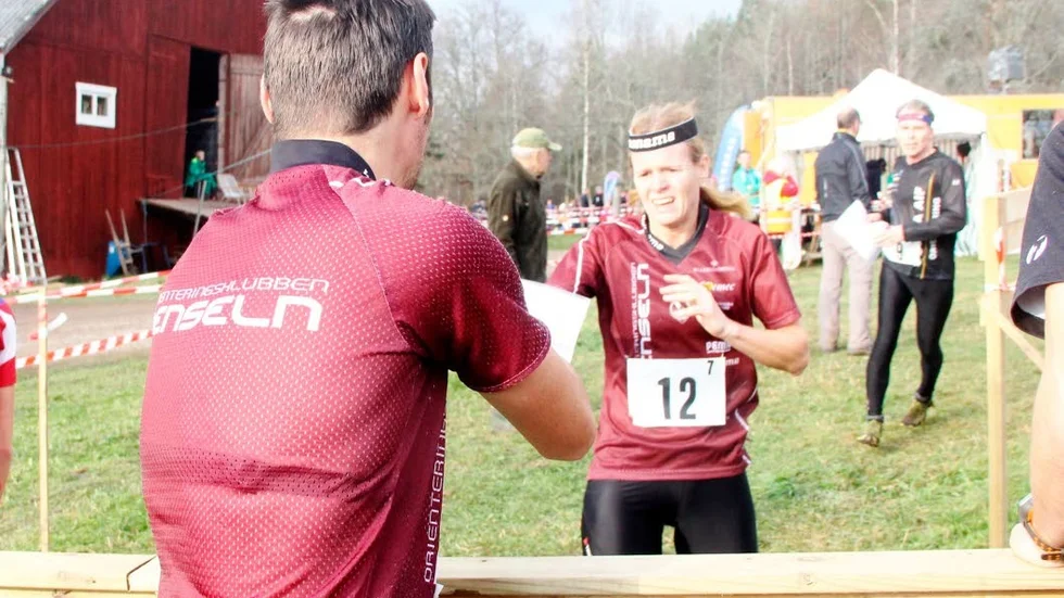 Nina Ahlander sprang bra på sjunde sträckan och växlar här över till avslutaren Pavlo Ushkvarok som avslutade starkt, gav Denseln andra platsen bland de 23 lagen i Novembersprinten.