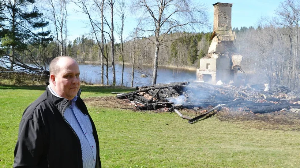 Sorglig syn. - Det känns sorgligt att se det nedbrunna huset, säger Per Larsson från Frälsningsarmén. Men vi har målsättningen att fortsätta vår verksamhet här, trots branden.