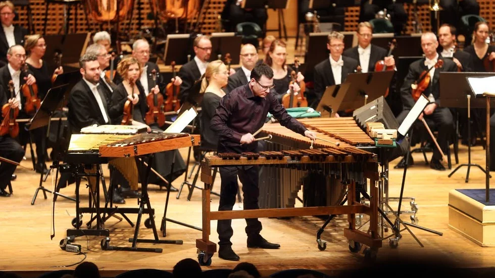 Framflyttad. Slagverkaren Martin Orraryd, solist i  John Coriglianos verk Conjurer, fick flytta fram sina instrument på torsdagens konsert i De Geerhallen.